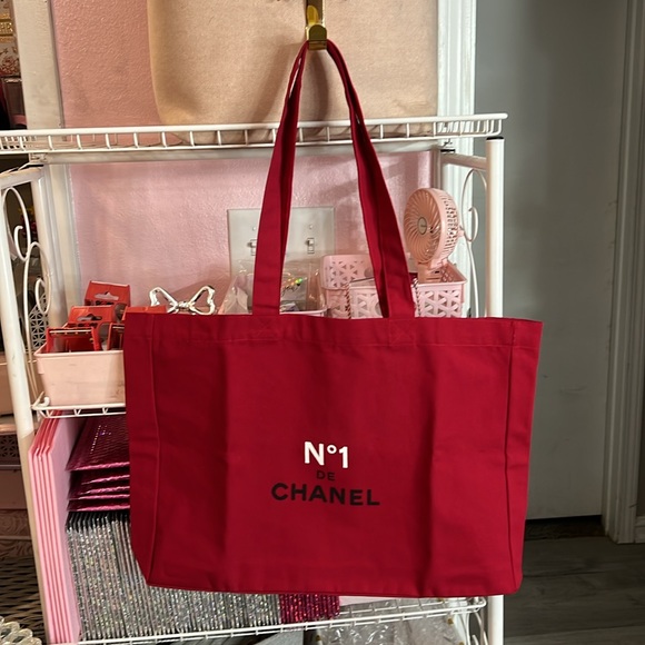 CHANEL Red Elegant Tote Bag - Picture 2 of 10